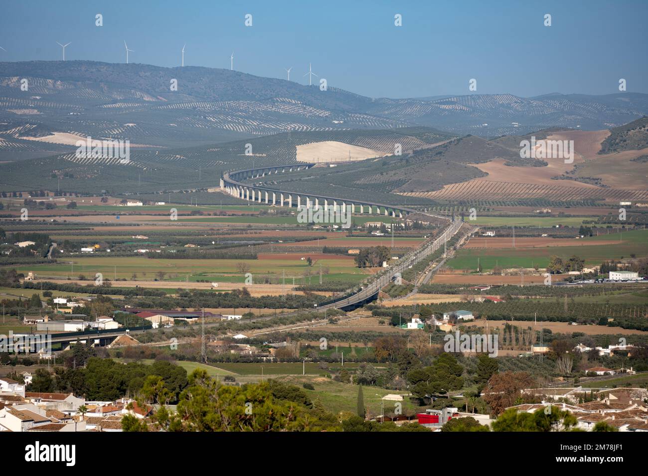 Teil des spanischen Hochgeschwindigkeitsbahnnetzes um die ländliche Kleinstadt Antequera, Spanien Stockfoto