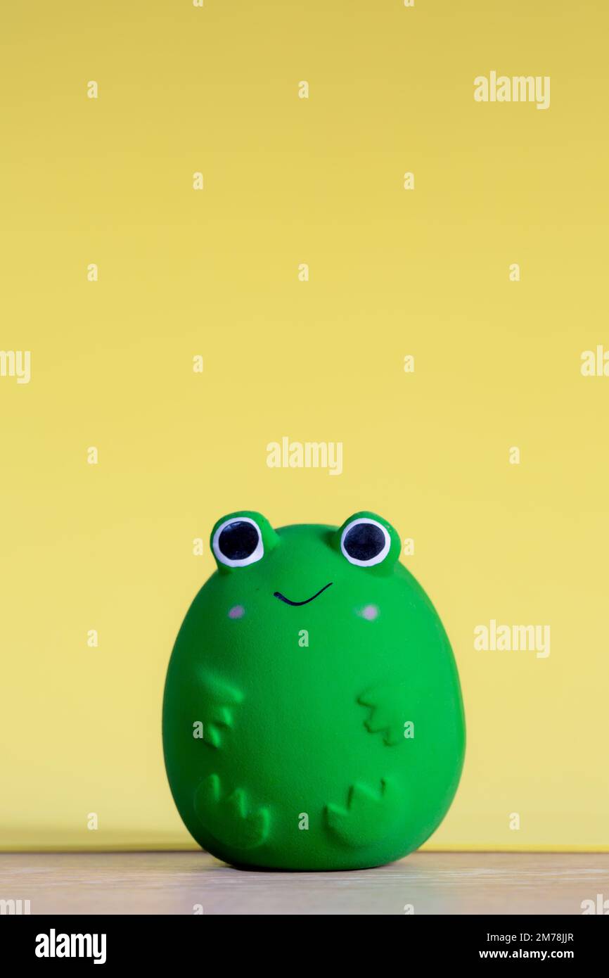 Ein allgemeines und fröhliches Froschspielzeug, das kleinen Kindern mit einem Kopierbereich etwas über die Tierwelt und die Natur beibringt Stockfoto