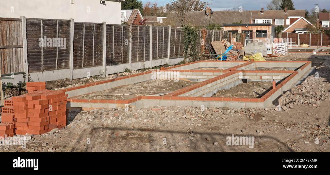 Neue freistehende Unterbaukonstruktion von Häusern Fortschritt rote Ziegel und Betonblöcke bilden tragende Wände auf Betongräben England UK Stockfoto