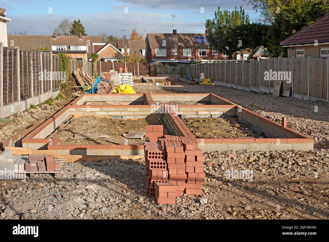 Neue freistehende Unterbaukonstruktion von Häusern Fortschritt rote Ziegel und Betonblöcke bilden tragende Wände auf Betongräben England UK Stockfoto