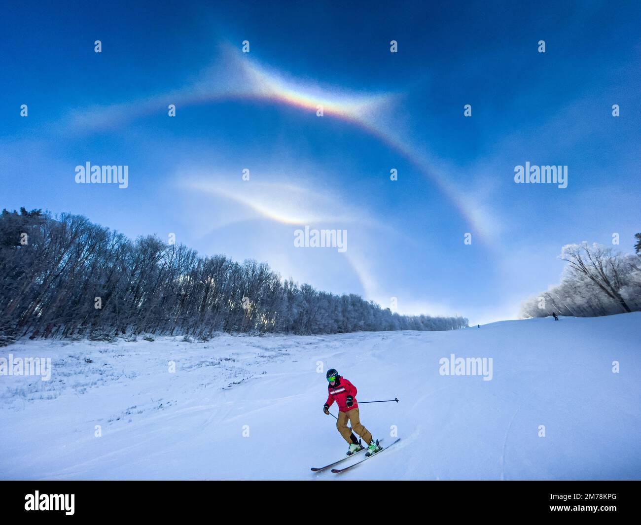 Sonnenhalos: 22°-Halos, horizontale Tangentialbögen, 46°-Halos, Umlaufbogen, Skigebiet Sugarbush, Warren, VT, USA. Stockfoto