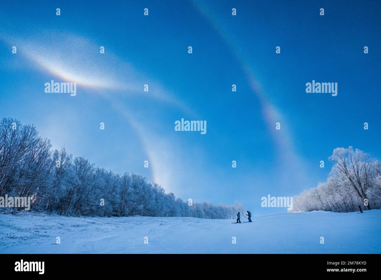 Sonnenhalos: 22°-Halos, horizontale Tangentialbögen, 46°-Halos, Umlaufbogen, Skigebiet Sugarbush, Warren, VT, USA. Stockfoto