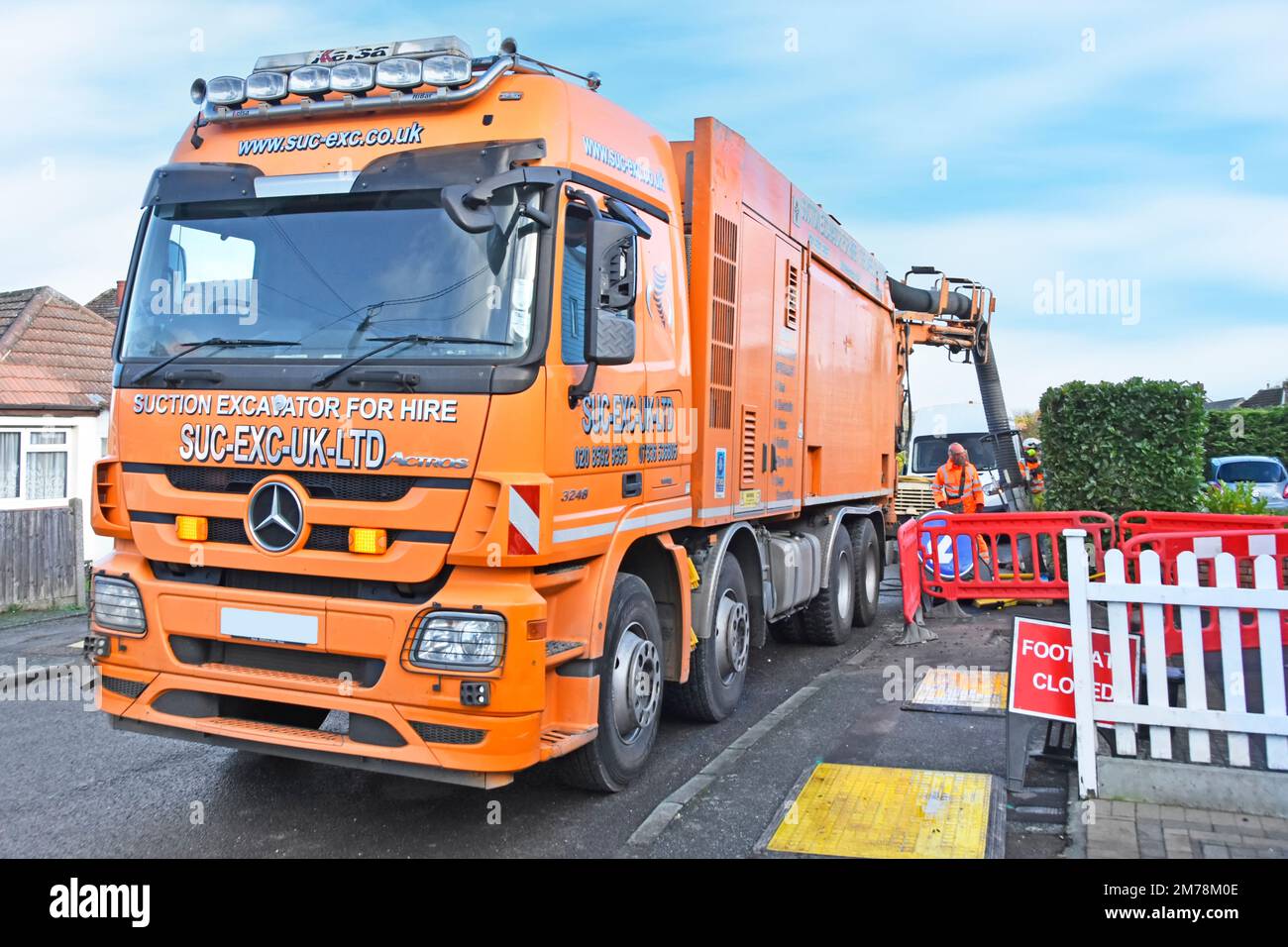 Saugaushub Lkw Rückfahrmodus über Fernbedienung saugt Gruben aus jeder Gashauptleitung Austausch gelbe Schutzplatte Abdeckung auf Grube UK Stockfoto