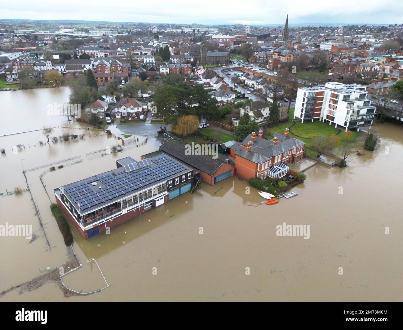 Hereford, Herefordshire, Großbritannien – Sonntag, 8. Januar 2023 – UK Weather – Luftaufnahme des Flusses Wye, der durch Hereford fließt und Hochwasser umgibt, das Grundstücke in der Region Greyfriars umgibt. Um 4pm Uhr war der Fluss Wye bei 4,65m Uhr und steigt auf, während er durch Hereford fließt. Es wird mehr Regen vorhergesagt. Foto Steven May/Alamy Live News Stockfoto