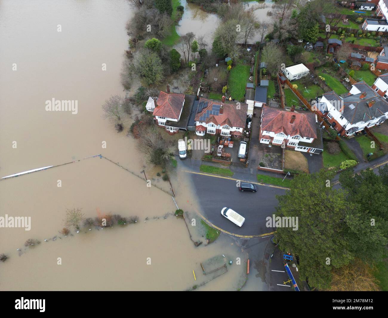 Hereford, Herefordshire, Großbritannien – Sonntag, 8. Januar 2023 – UK Weather – Luftaufnahme des Flusses Wye, der durch Hereford fließt und Hochwasser umgibt, das Grundstücke in der Region Greyfriars umgibt. Um 4pm Uhr war der Fluss Wye bei 4,65m Uhr und steigt auf, während er durch Hereford fließt. Es wird mehr Regen vorhergesagt. Foto Steven May/Alamy Live News Stockfoto