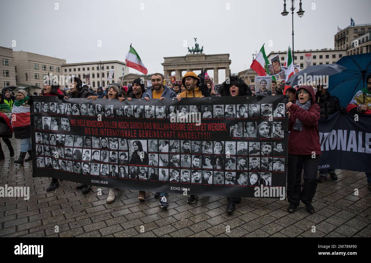 Am 8. Januar 2023 wurde in Berlin am Pariser Platz ein Protest zu Ehren der Opfer der Tragödie des Fluges 752 der Ukraine International Airlines abgehalten. Am 8. Januar 2020 wurde die Boeing 737-800, die von Ukraine International Airlines betrieben wird und von Teheran nach Kiew fliegt, vom Korps der Islamischen Revolutionsgarde (IRGC) in der Nähe von Teheran abgeschossen, was zum Tod aller 176 Passagiere und Besatzungen an Bord führte. Der Protest in Berlin erinnerte an diese Tragödie und forderte Gerechtigkeit für die Opfer und ihre Angehörigen. Darüber hinaus betonten die Demonstranten die Bedeutung von Never Stockfoto