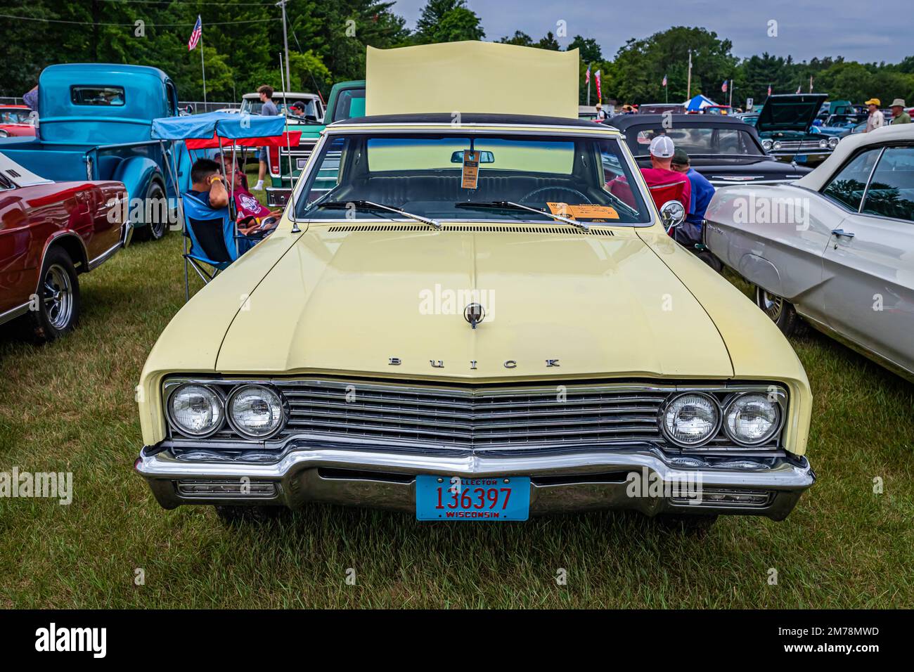 Iola, WI - 07. Juli 2022: Perspektivische Vorderansicht einer Buick Skylark Sport Coupe aus dem Jahr 1965 auf einer lokalen Automesse. Stockfoto