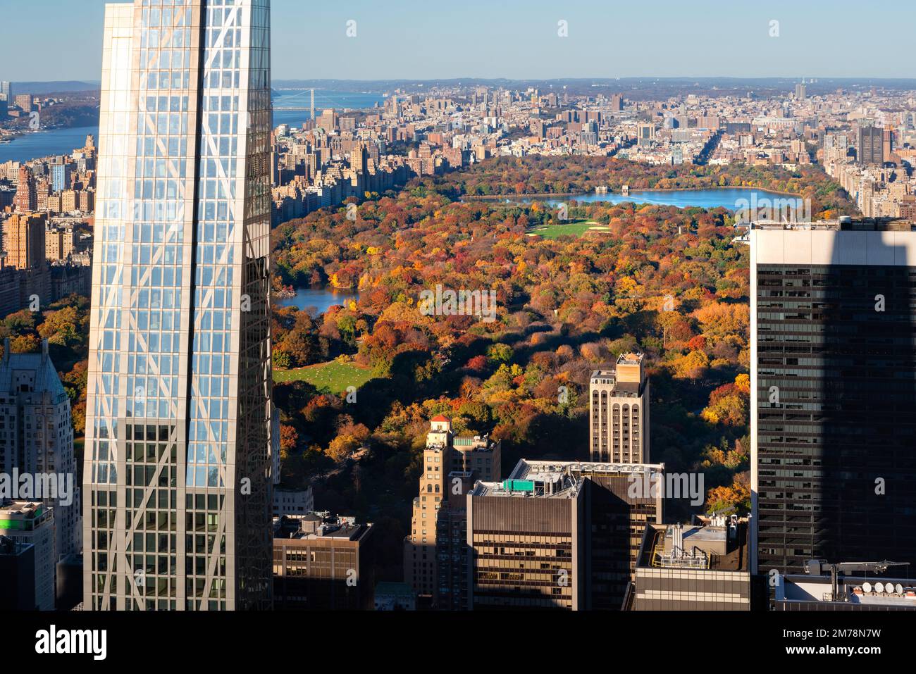 Blick auf den Central Park in Herbstfarben mit neuem, superhohen Gebäude und Wolkenkratzern von Midtown Manhattan. In New York City Stockfoto