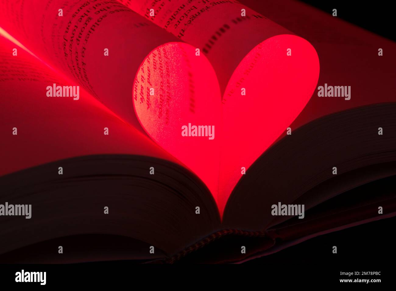 Rote Herzform, geformt aus Seiten eines Romantikroman Stockfoto