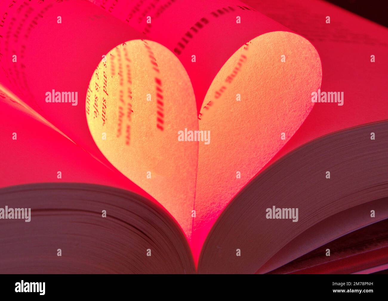 Rote Herzform, geformt aus Seiten eines Romantikroman Stockfoto