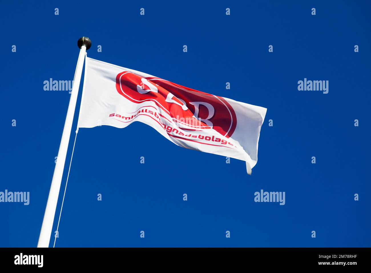 Umea, Norrland Schweden - 18. Oktober 2022: Flagge einer berühmten schwedischen Immobiliengesellschaft Stockfoto