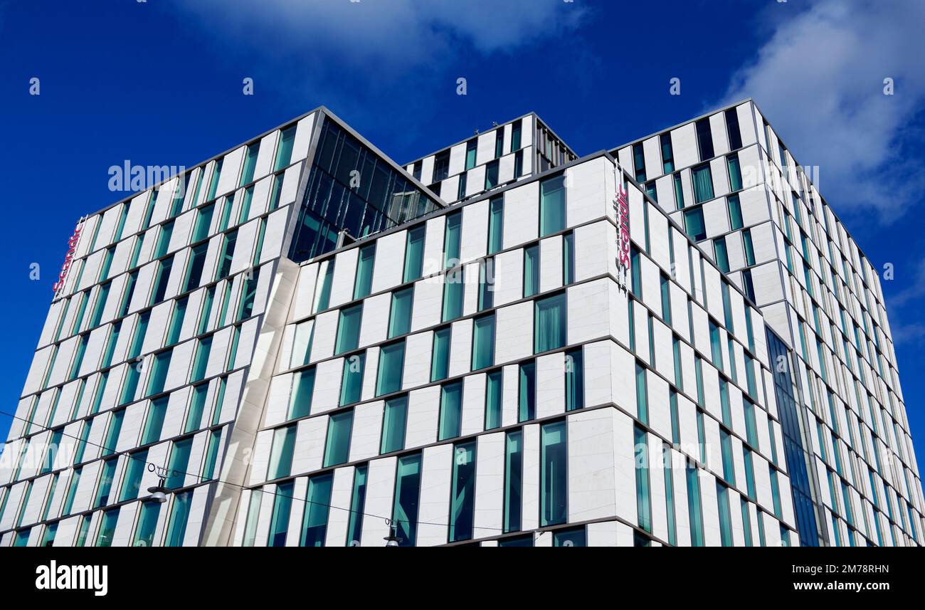 Stockholm, Schweden - 11. Oktober 2022: Futuristisches Hotel in der Nähe des Bahnhofs Stockfoto