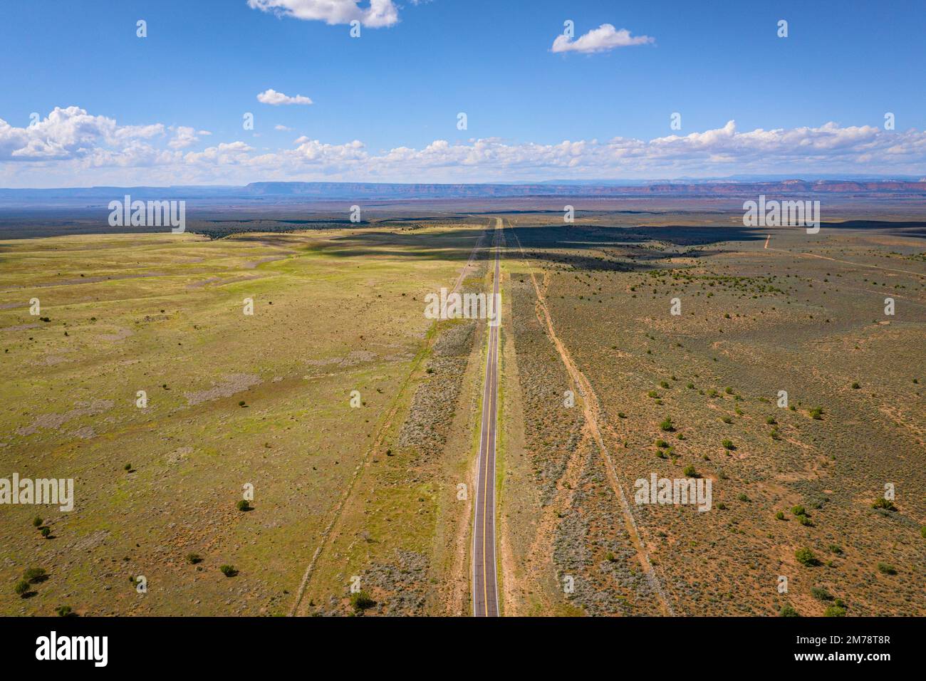 Luftaufnahme der Straße in Wüstenlandschaft Stockfoto