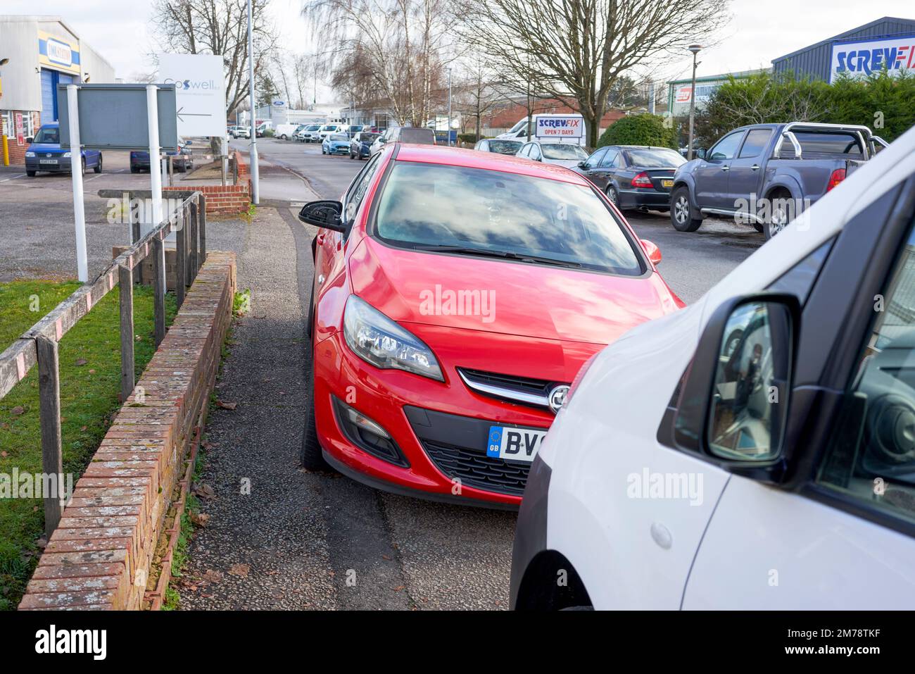 Das geparkte Auto blockiert den Bürgersteig Stockfoto