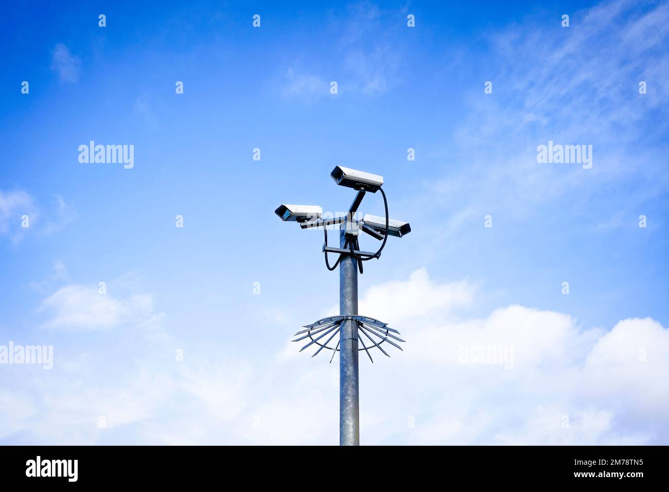 Ich schaue auf Überwachungskameras Stockfoto