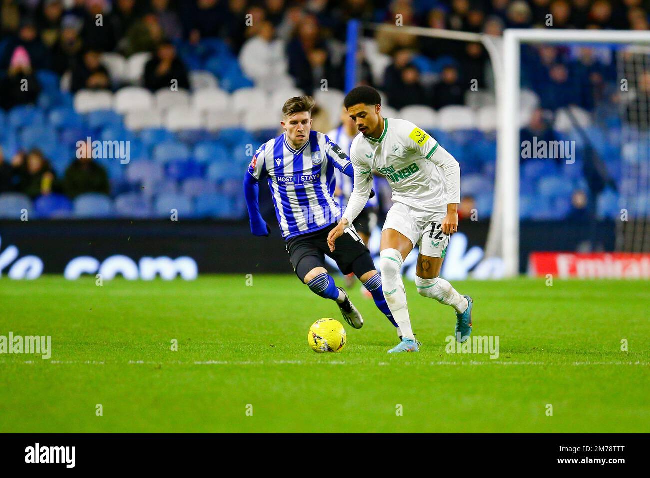 Hillsborough Stadium, Sheffield, England - 7. Januar 2023 Jamal Lewis (12) of Newcastle United, gefolgt von Josh Windie (11) of Sheffield Wednesday - während des Spiels Sheffield Wednesday gegen Newcastle United, Emirates FA Cup, 2022/23, Hillsborough Stadium, Sheffield, England - 7. Januar 2023 Kredit: Arthur Haigh/WhiteRosePhotos/Alamy Live News Stockfoto