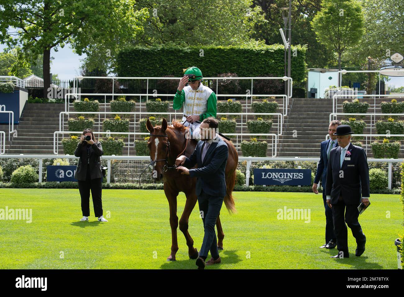 Ascot, Berkshire, Großbritannien. 7. Mai 2022. Pferd Juan De Montalban,  geritten vom Jockey Daniel Tudhope, geht auf die Rennstrecke für die Royal  Ascot Local Schools Art Competition Handicap Stakes auf der Ascot