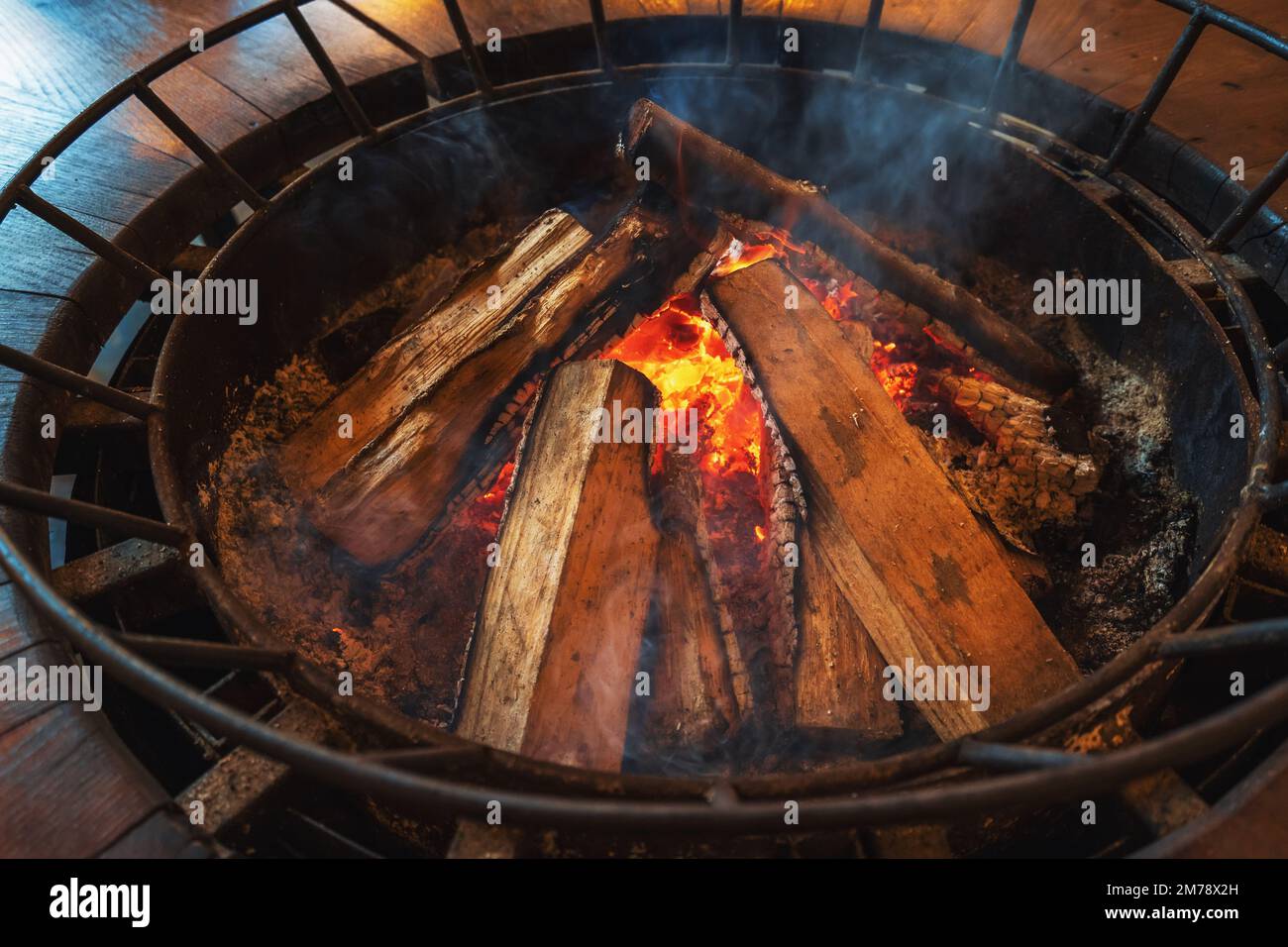 Brennendes Brennholz, Feuer und Glut im Ofen zum Kochen oder Heizen. Stockfoto