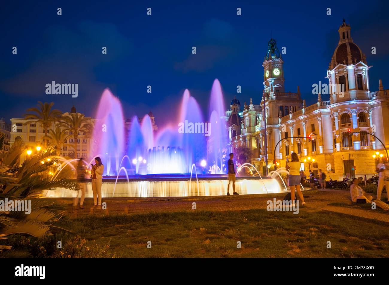 Valencia, Spanien - 22. Juni 2019: Brunnen auf dem Hauptplatz von Valencia (Plaza del Ayuntamiento) bei Nacht Stockfoto