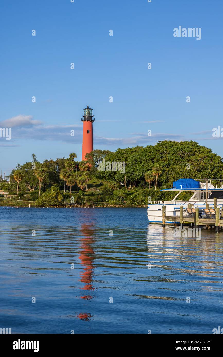 Blick auf den Jupiter Leuchtturm auf der Nordseite des Jupiter Inlet. Stockfoto