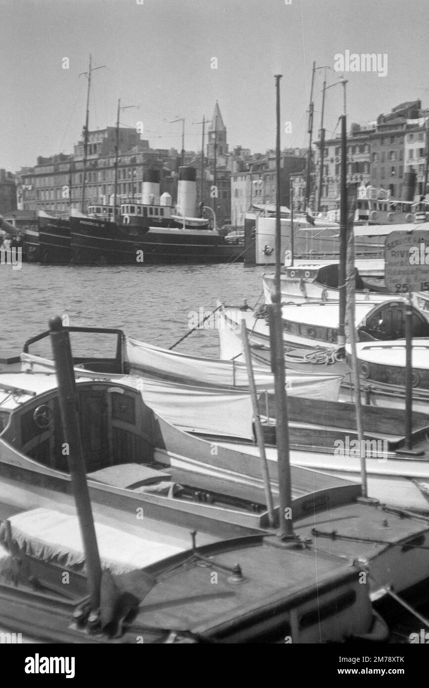 Vieux Port oder Alter Hafen von Marseille mit liegendem Dampfschiff, Provence VI, Marseille Provence Frankreich. Klassisches Schwarz-Weiß- oder Schwarzweiß-Bild c1940. Stockfoto