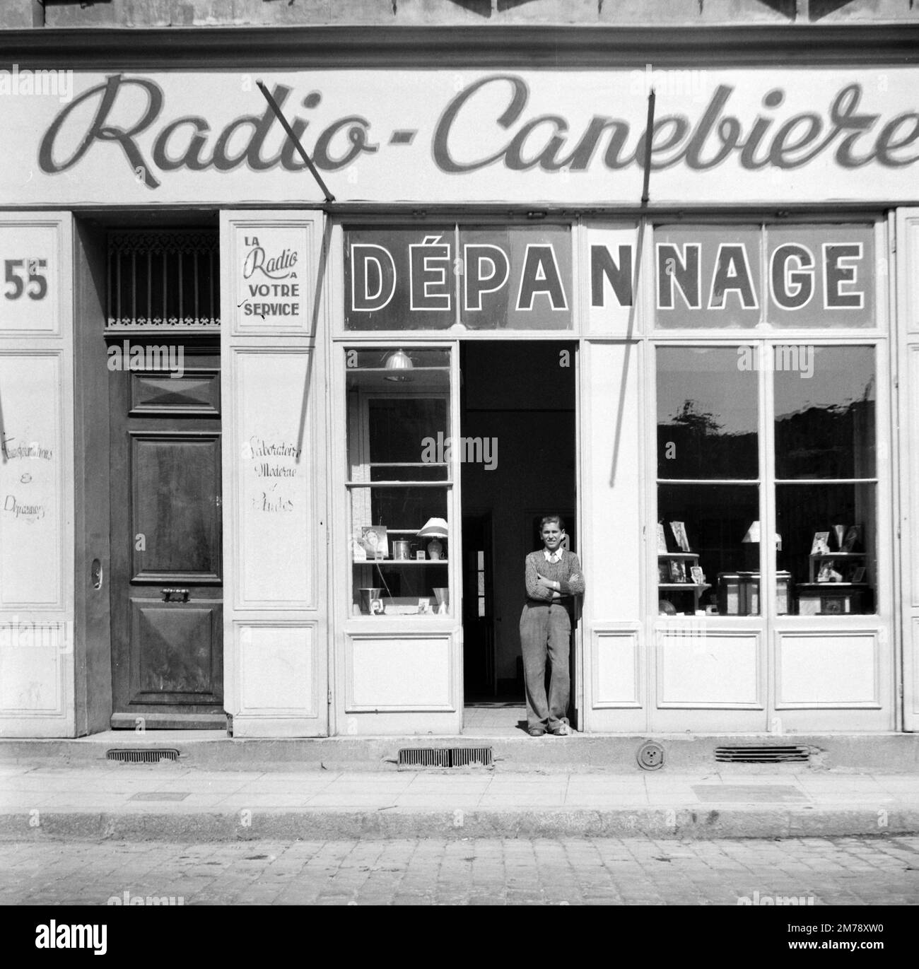 Radio Canebiere Vintage Shop of Radio and Electronics Shop, ehemals 55 rue de Lodi Marseille Frankreich. Klassisches Schwarzweiß- oder Schwarzweißfoto 1945. Stockfoto