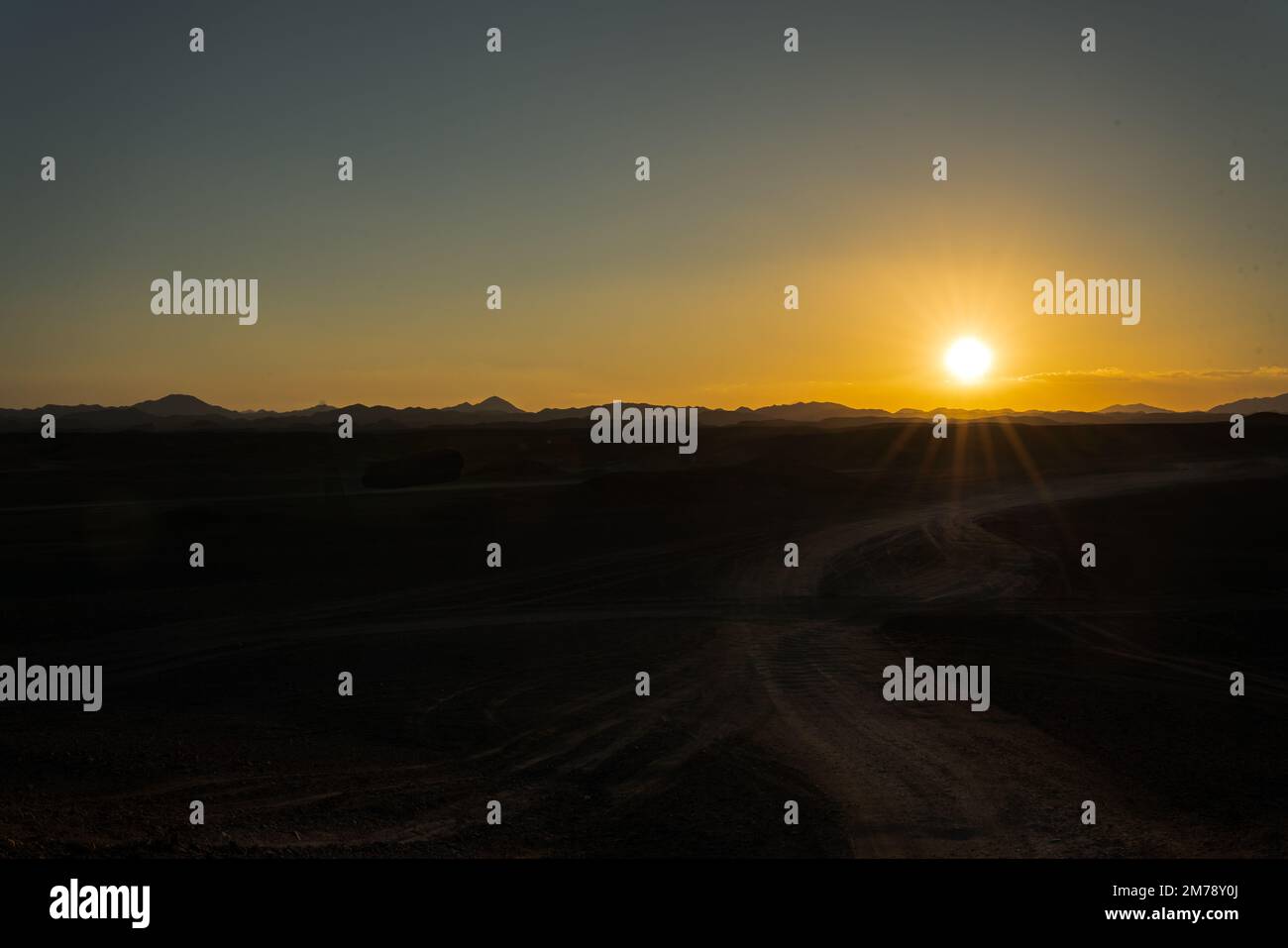 Wunderbarer Sonnenuntergang in der Wüste marsa alam in ägypten Stockfoto