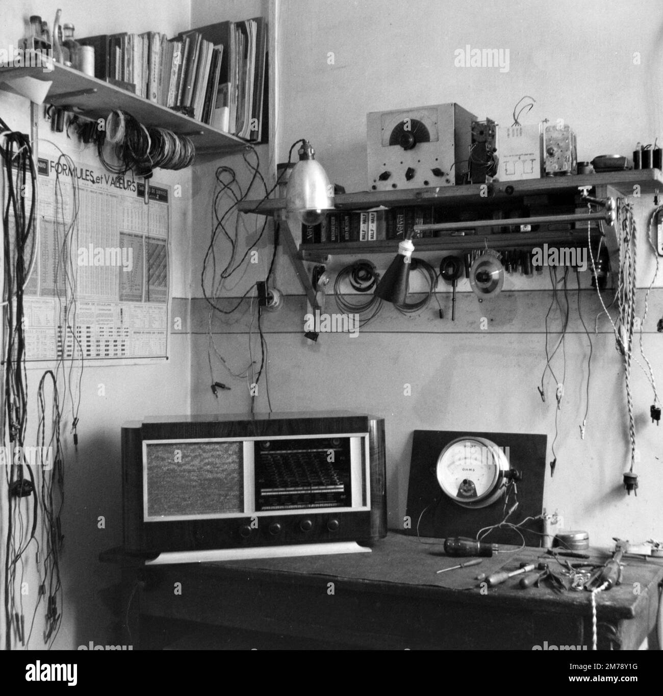 Oldtimer-Elektronik- oder Oldtimer-Radio-Reparaturwerkstatt in Radio Canebiere Electronic Shop Marseille France 1945. Schwarzweiß- oder Schwarzweißfotos im Vintage-Stil. Stockfoto