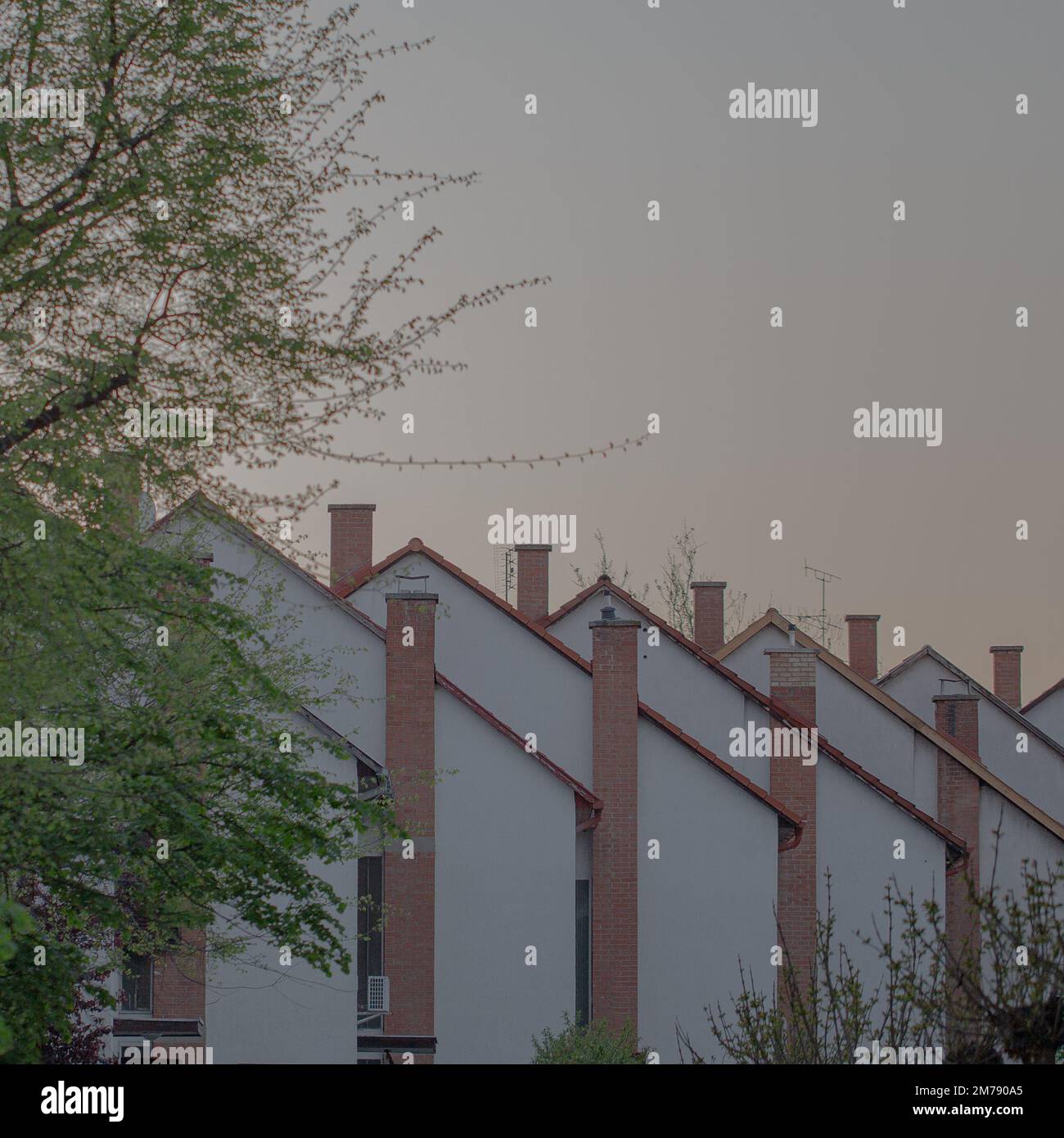 Ein wunderschönes Bild dreieckiger Gebäude im Hintergrund des Sonnenuntergangs am Himmel Stockfoto