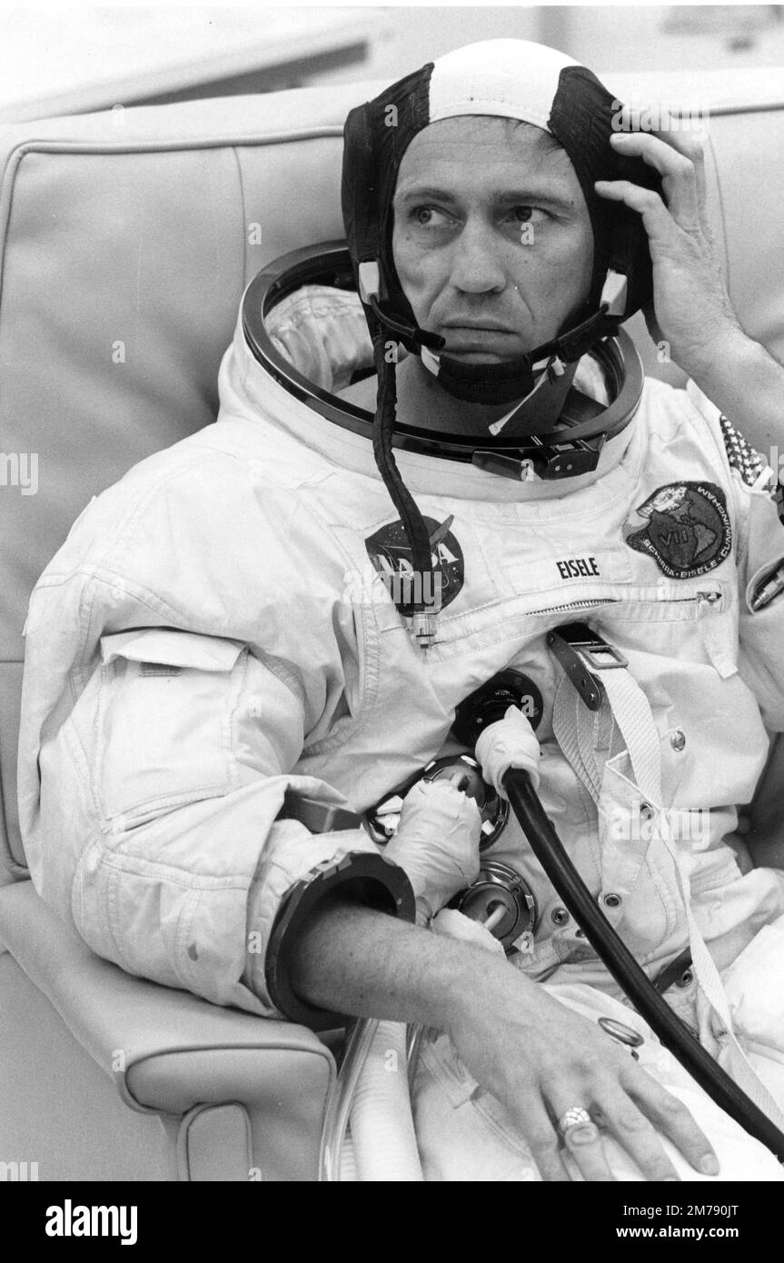Cape Canaveral, Vereinigte Staaten. 11. Oktober 1968. Der NASA Apollo VII-Astronaut Donn Eisele zieht sich an, während er sich auf den Starttag im Kennedy Space Center am 11. Oktober 1968 in Cape Canaveral, Florida, vorbereitet. Stockfoto