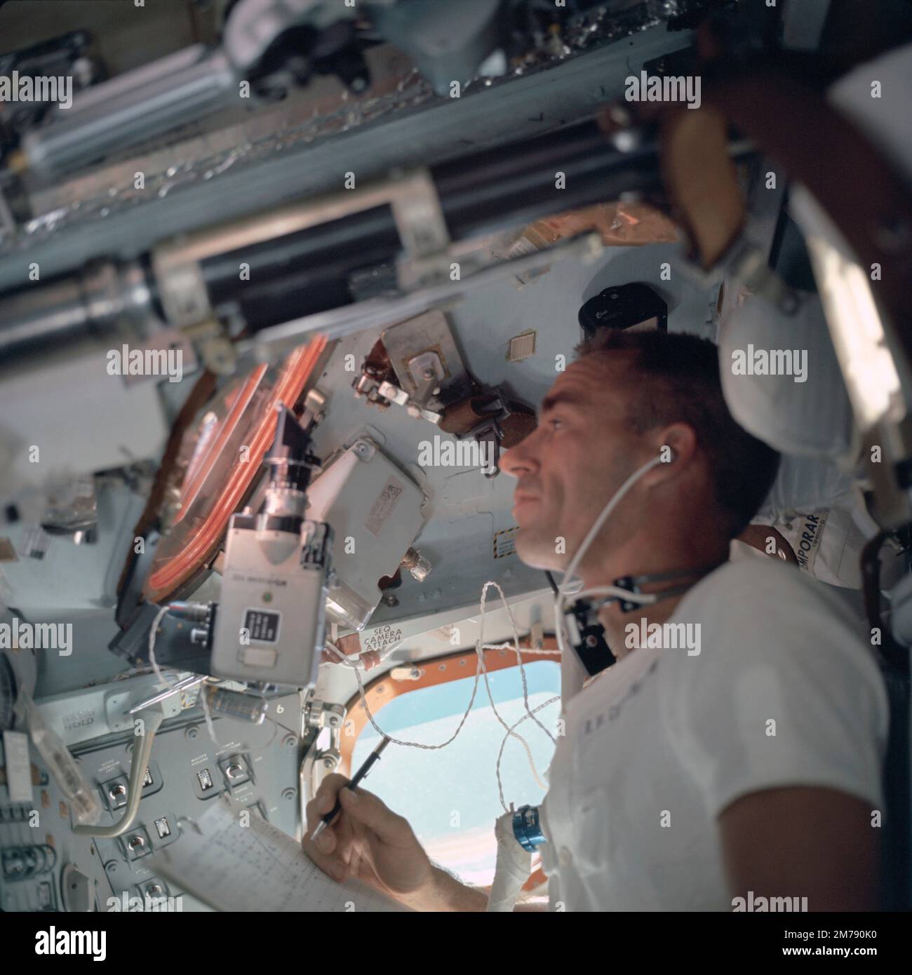 Erdumlaufbahn, Erdumlaufbahn. 12. Oktober 1968. NASA Apollo VII. Erstklassiger Crew-Astronaut Walter Cunningham, am zweiten Flugtag in der Apollo-Kapsel, 12. Oktober 1968 in der Erdumlaufbahn. Cunningham starb am 4. Januar 2023 mit 90 Jahren, dem letzten überlebenden Mitglied der NASA Apollo 7 Mission. Stockfoto