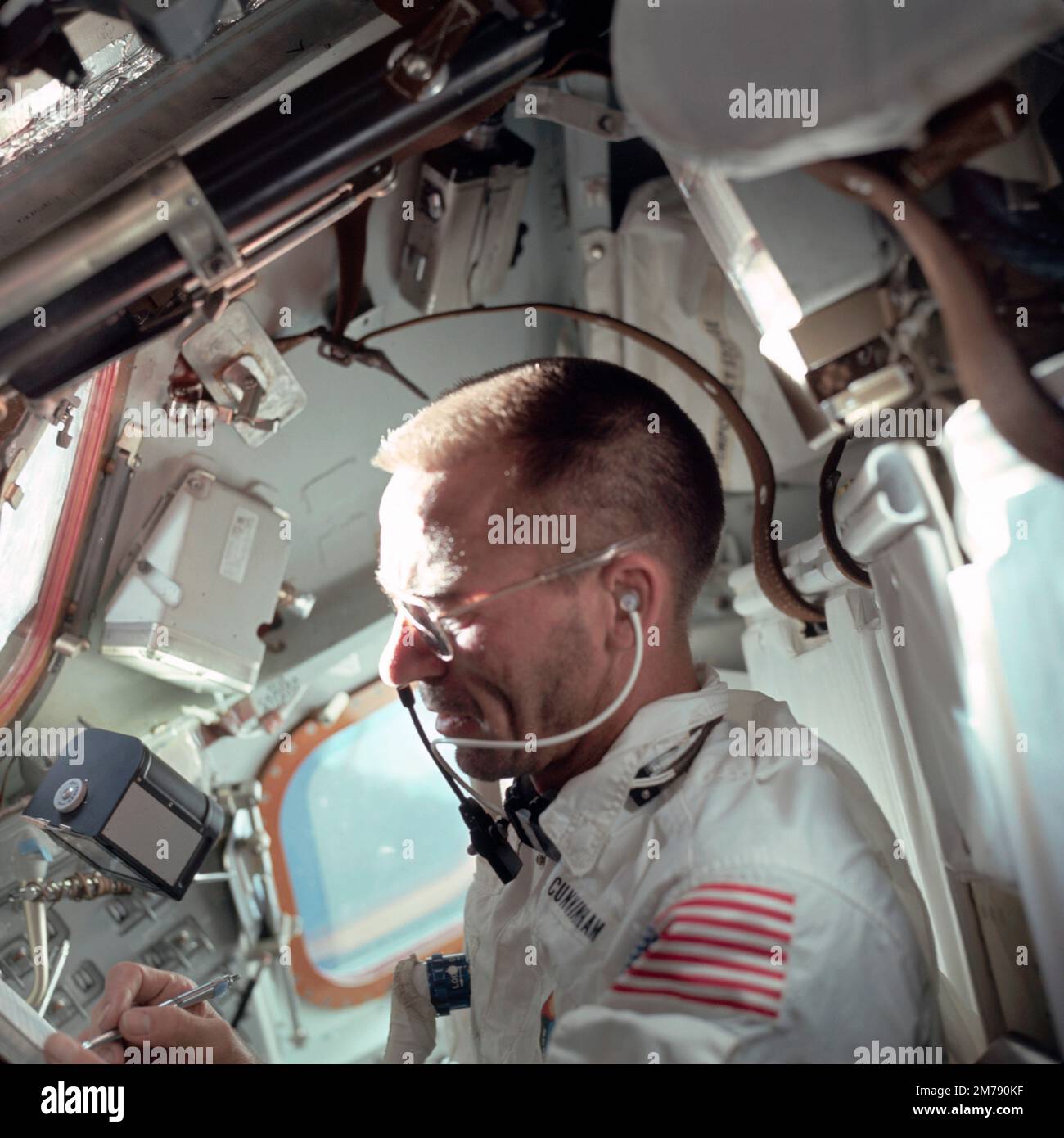Erdumlaufbahn, Erdumlaufbahn. 12. Oktober 1968. NASA Apollo VII. Erstklassiger Crew-Astronaut Walter Cunningham, am zweiten Flugtag in der Apollo-Kapsel, 12. Oktober 1968 in der Erdumlaufbahn. Cunningham starb am 4. Januar 2023 mit 90 Jahren, dem letzten überlebenden Mitglied der NASA Apollo 7 Mission. Stockfoto