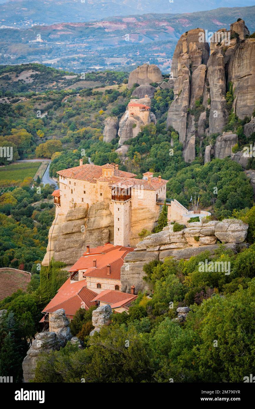 Das historische Heilige Kloster Rousanos in den Meteora Rocks aus der Vogelperspektive Stockfoto