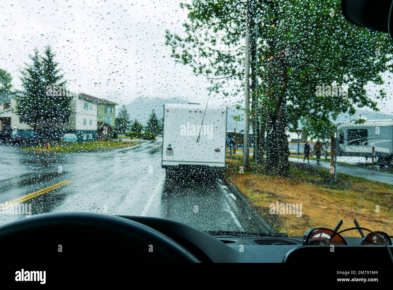 Regenschauer durch die Windschutzscheibe; Airstream Interstate 24X 4WD Wohnmobil; Seward; Alaska; USA Stockfoto