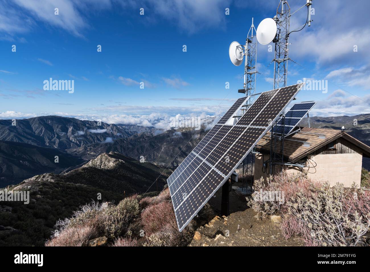 Die Sonnenkommunikationstürme auf dem Josephine Peak in den San Gabriel Mountains und Angeles National Forest in Südkalifornien. Stockfoto