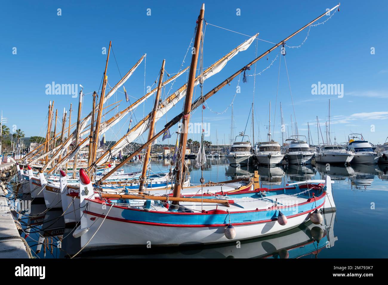 Traditionelle, farbenfrohe und typische Fischerboote, Lateen oder lateinische Bohrinsel im Hafen von Bandol, Südfrankreich Stockfoto