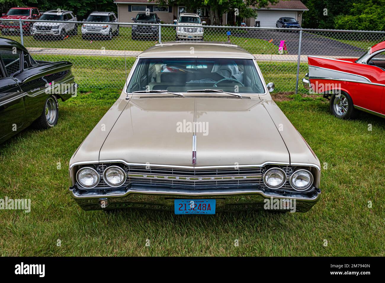 Iola, WI - 07. Juli 2022: Perspektivische Vorderansicht eines 1965 Oldsmobile F-85 Station Wagon auf einer lokalen Automesse. Stockfoto