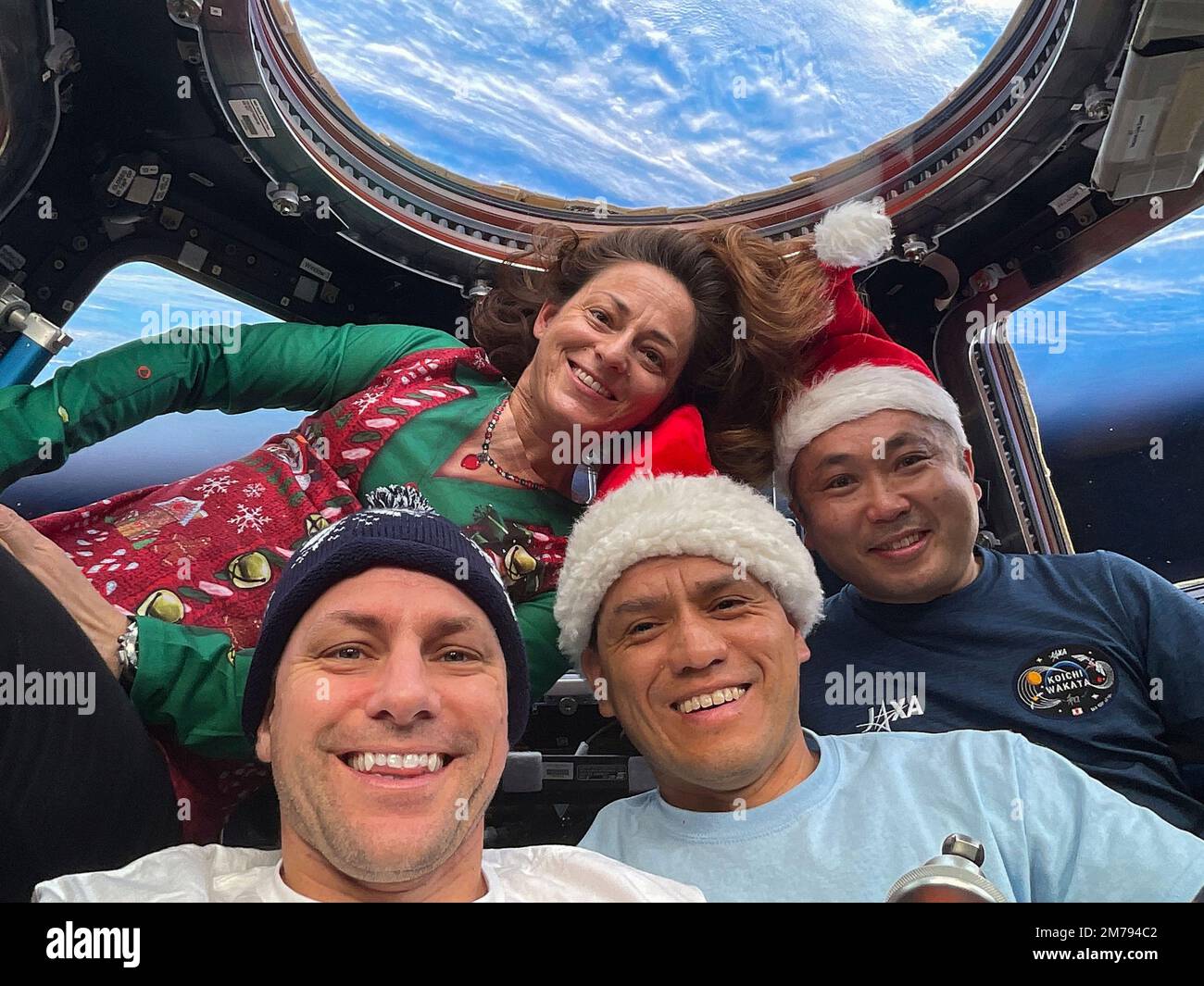Internationale Raumstation, ERDUMLAUFBAHN. 25. Dezember 2022. NASA Expedition 68 NASA Flight Engineers, von links; Josh Cassada, Nicole Mann, Frank Rubio und JAXA Flight Engineer Koichi Wakata posieren für ein festliches Porträt am ersten Weihnachtsfeiertag in der Kuppel der Internationalen Raumstation am 25. Dezember 2022 in der Erdumlaufbahn. Stockfoto