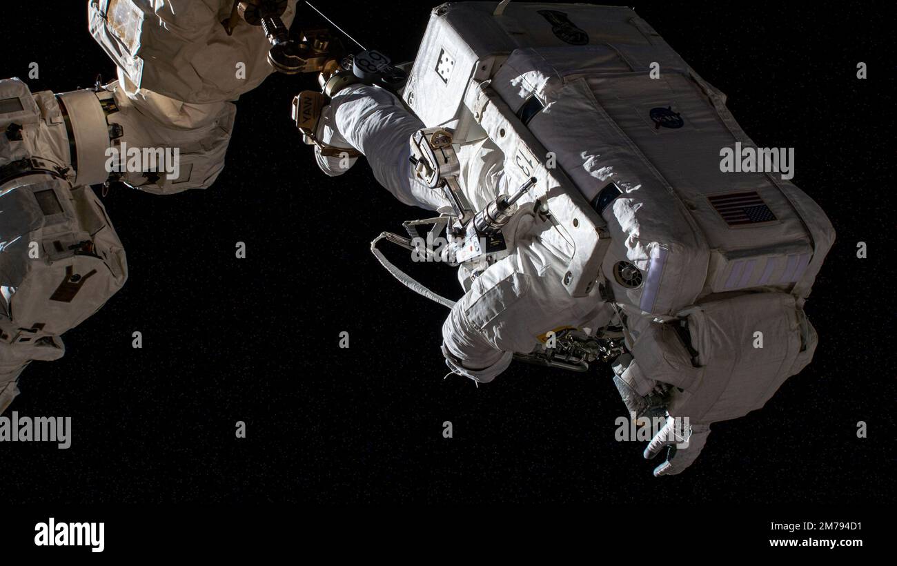 Internationale Raumstation, ERDUMLAUFBAHN. 22. Dezember 2022. NASA-Astronaut und Expedition 68-Flugingenieur Josh Cassada fährt mit dem Canadarm2-Roboterarm, um ein Solararray für den Einsatz während eines Raumspaziergangs vor der Internationalen Raumstation am 22. Dezember 2022 in der Erdumlaufbahn vorzubereiten. Stockfoto