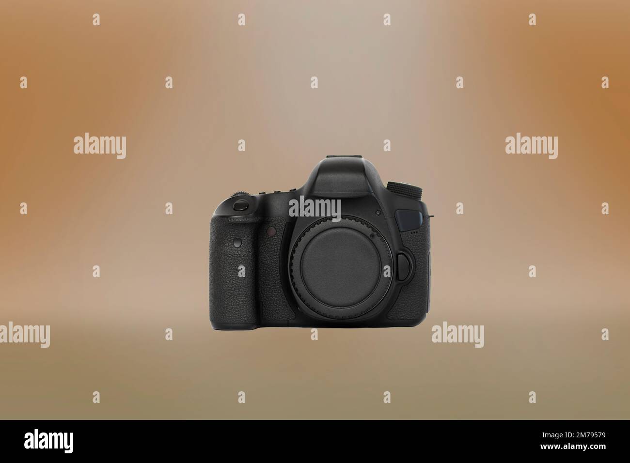 Schwarze Digitalkamera isoliert auf verlaufendem orangefarbenen Hintergrund Stockfoto