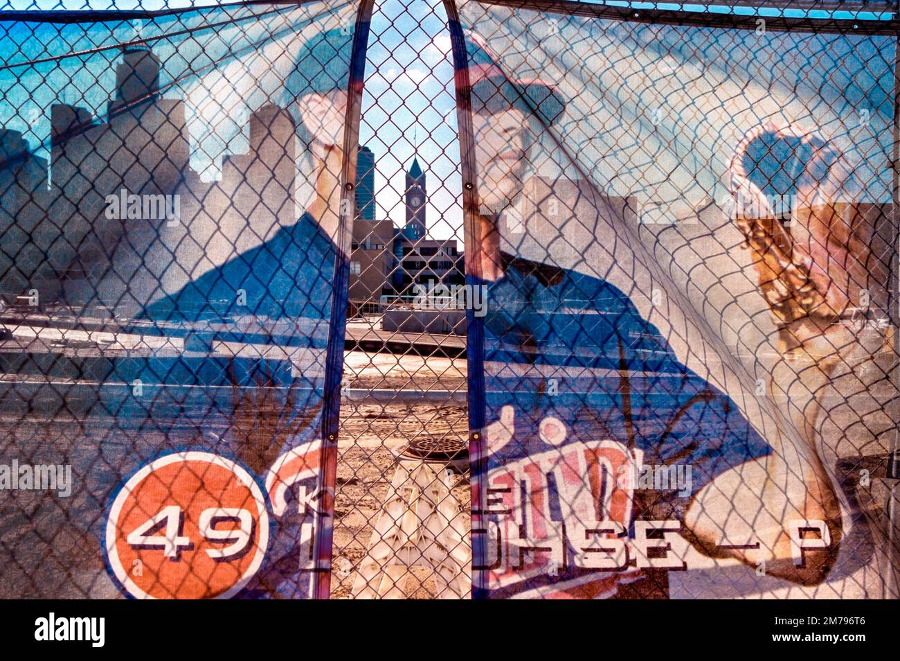 Staubschutzgitter auf Baustelle mit einem gedruckten Foto des Baseballkämpfers Kyle Lohse der Minnesota Twins in der Innenstadt von Minneapolis - 2002. Minneapolis Stockfoto