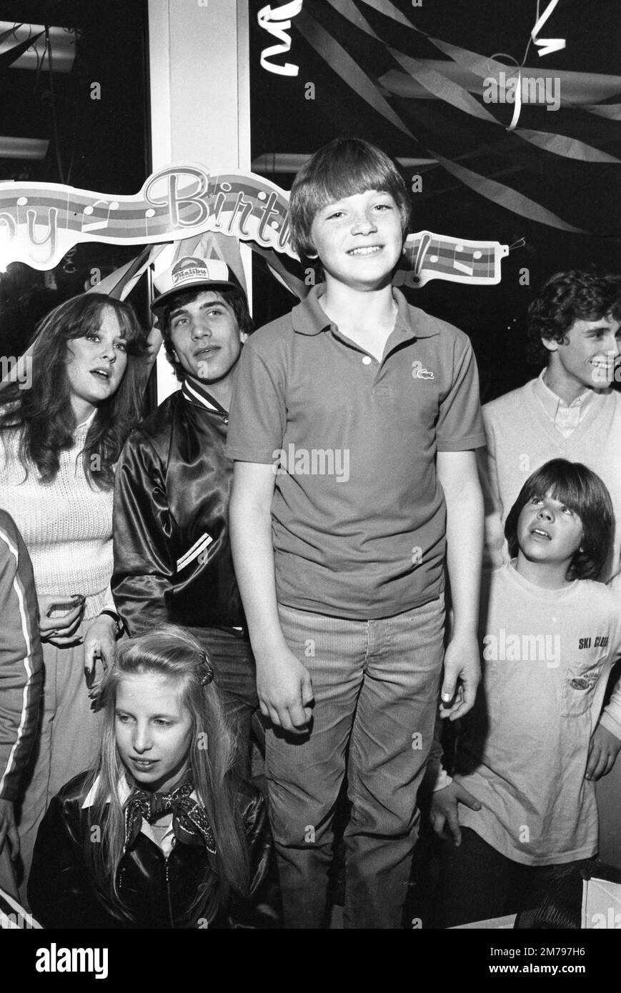 Allison Balson, Jason Bateman, Adam Rich, Mary Beth McDonough und Gary Hudson beim 13.. Geburtstag von Jason Bateman beim Malibu Grand Prix in Northridge, Kalifornien, am 17. Januar 1982. Quelle: Ralph Dominguez/MediaPunch Stockfoto