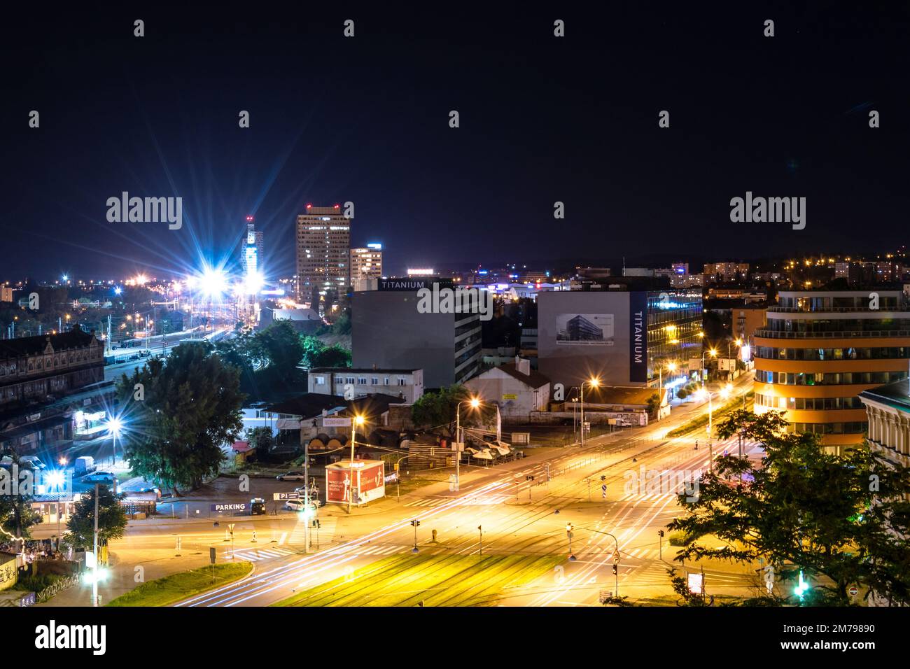 Nachtsicht auf die Stadt Brünn mit Lichtern von Gebäuden und Lichtstreifen, die von Autos gezeichnet werden Stockfoto