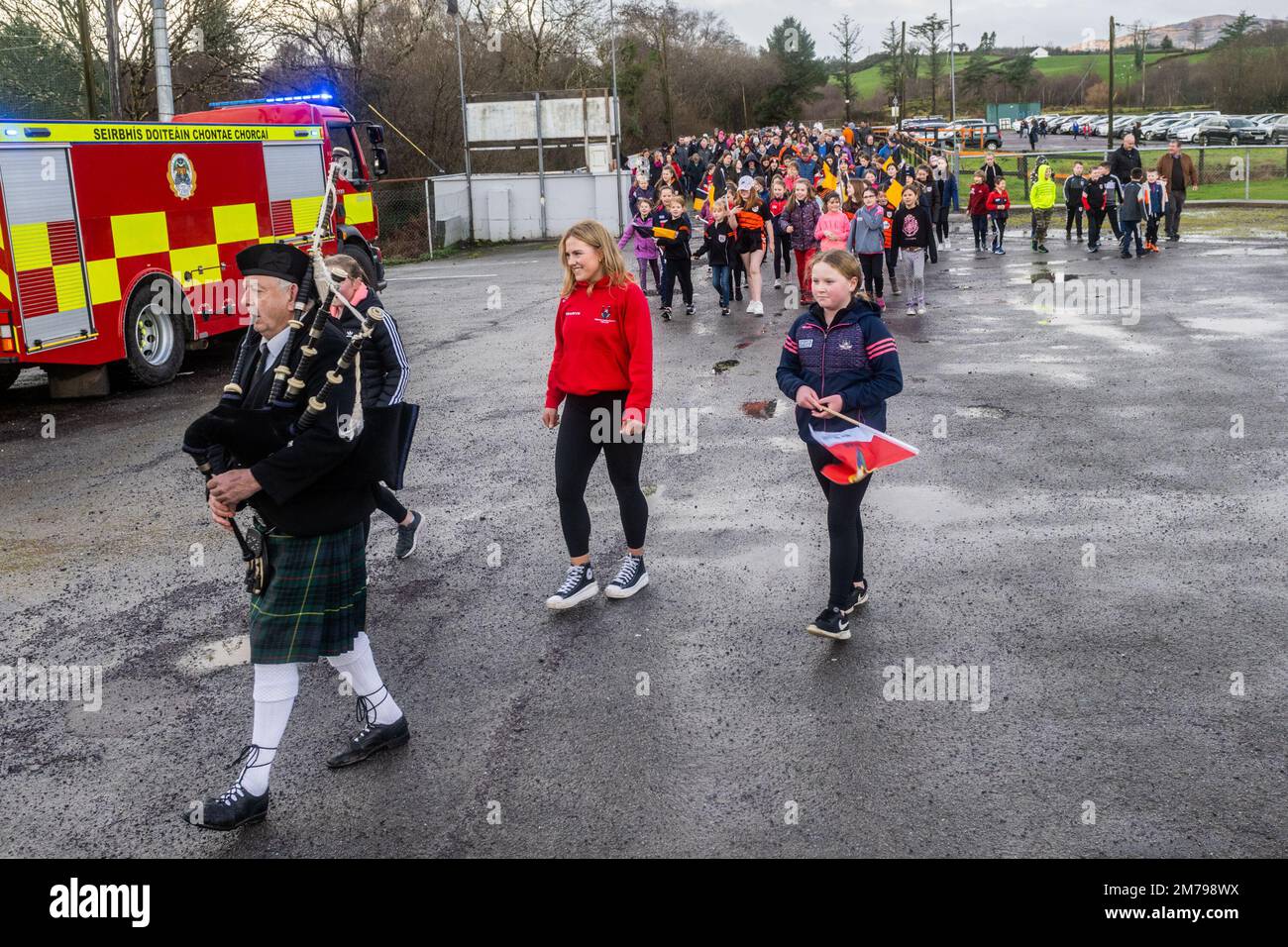 Ballylickey, West Cork, Irland. 8. Januar 2023. St. Colums (Cork) der GAA Club veranstaltete heute eine Homecoming für seinen All-Ireland-Spieler Libby Coppinger. Libby wurde von Piper Donal Kelleher, Ballingeary, in das Event eingebunden und von den Clubspielern Hannah Triggs Shankey und Aoife O'Mahony begleitet. Kredit: AG News/Alamy Live News Stockfoto