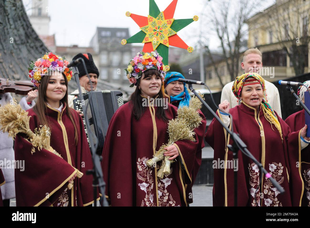 Lemberg, Ukraine 8. januar 2023. Die Teilnehmer spielen während des Folklore-Festivals „New joy has become“, Volksgruppen, Krippenspiele aus verschiedenen Bezirken der Region Lemberg, die als Teil der Weihnachtsfeier inmitten der russischen Invasion aufgeführt werden. Am 7. Januar feiern die Ukrainer orthodoxe Weihnachten nach dem alten julianischen Kalender. Stockfoto