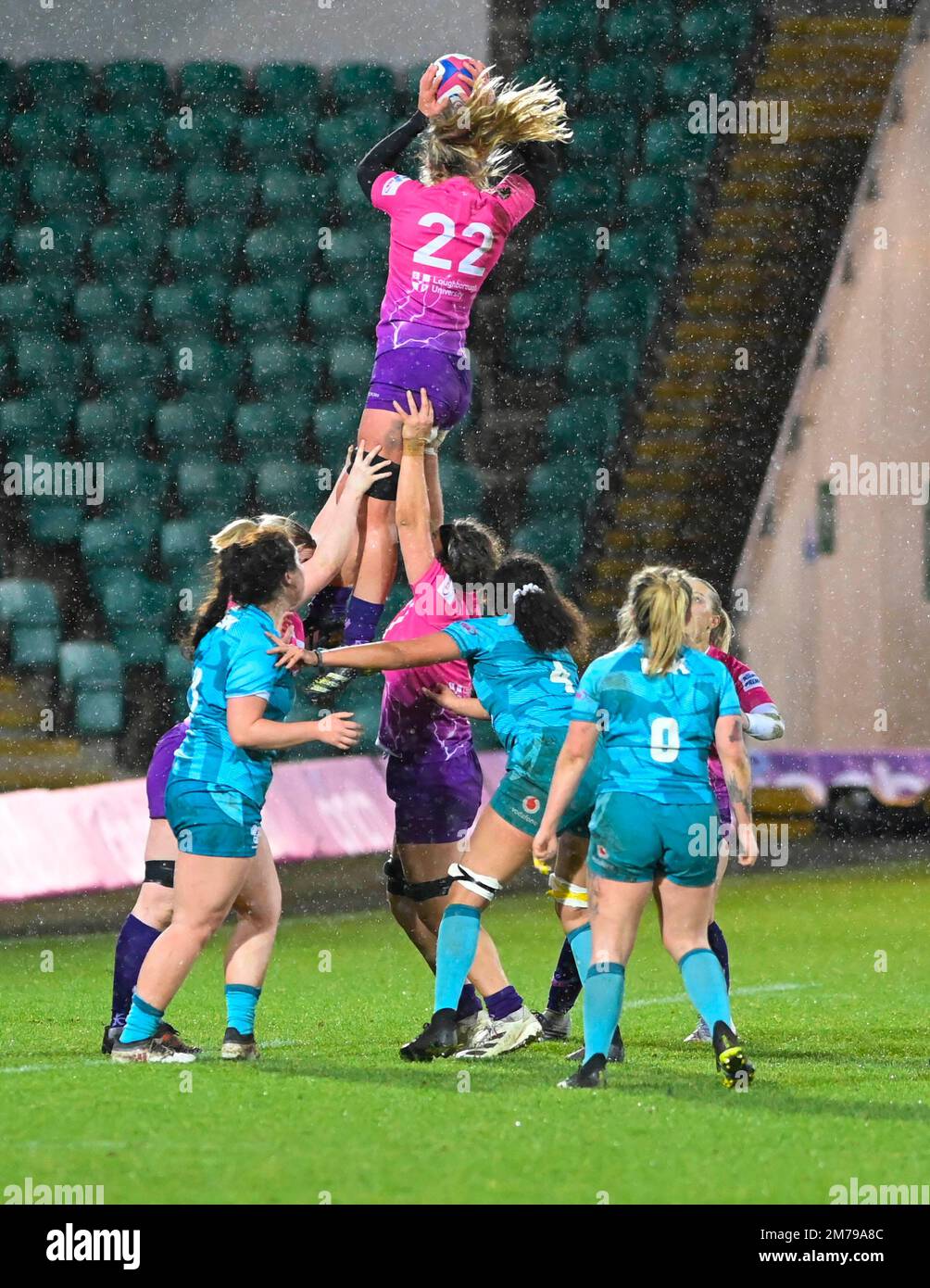 NORTHAMPTON, ENGLAND : Lucy Weaver von Loughborough Lightning gewinnt den Ball beim Spiel der Allianz Premier 15 der Frauen zwischen Loughborough Lightning und Wespen in Franklin's Gardens am Sonntag, den 8 2023. Januar in Northampton, England. Kredit: PATRICK ANTHONISZ/Alamy Live News Stockfoto