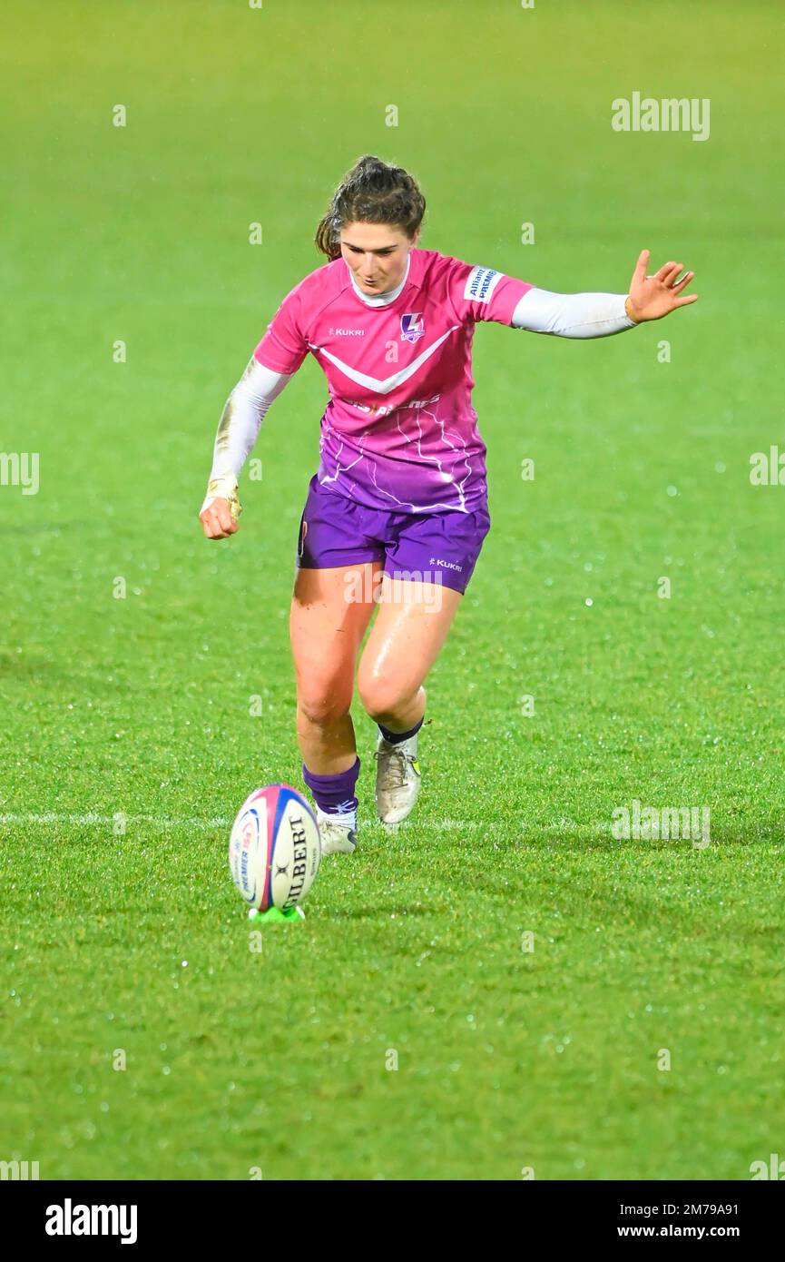 NORTHAMPTON, ENGLAND : Helen Nelson von Loughborough Lightning nimmt am Sonntag, den 8 2023. Januar in Northampton, England, eine Konversion beim Spiel der Frauenallianz Premiership 15 zwischen Loughborough Lightning und Wespen in Franklin's Gardens in Northampton, England. Kredit: PATRICK ANTHONISZ/Alamy Live News Stockfoto