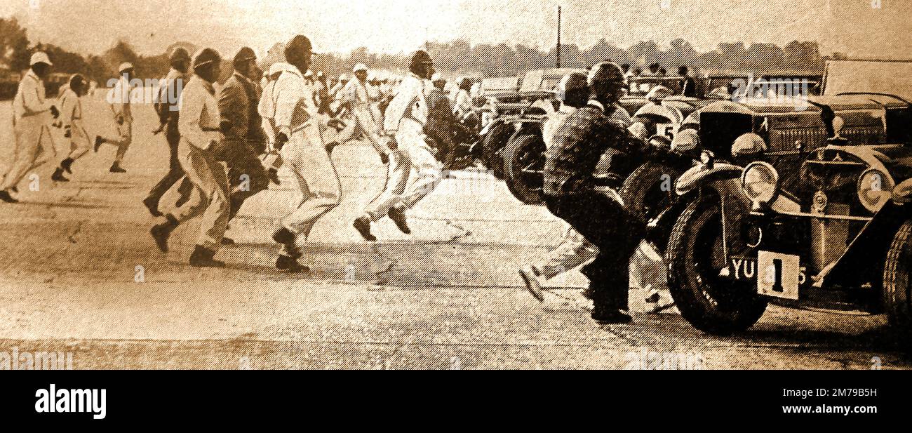 1930er Jahre – der Beginn eines britischen sechsstündigen Motorrennen in England auf der Rennstrecke Brooklands Stockfoto