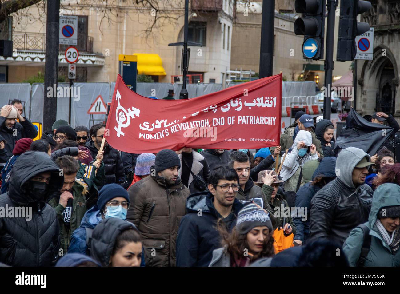 London, Großbritannien. 8. Januar 2023 Da am 8. Januar der Jahrestag des Abschießens des ukrainischen Fluges PS752 durch die Boden-Luft-Raketen des Korps der Islamischen Revolutionsgarde Irans kurz nach dem Start in Teheran im Jahr 2020 am 8. Januar 2023 begangen wurde, versammelten sich Zehntausende Iraner zu ihrem Gedenken. Und auch um die anhaltende Situation/Revolution im Iran zu unterstützen, die durch den Tod von Mahsa Amini ausgelöst wurde. Sinai Noor/Alamy Live News Stockfoto