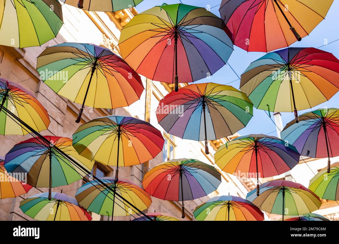 Ein Bild der bunten Regenschirme in der Schirmstraße in Bukarest. Stockfoto